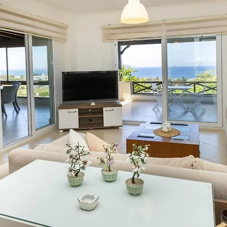 Vakantiehuis Charming House With Sea View & Shared Pool In *