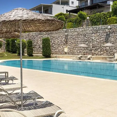 Vakantiehuis Charming House With Sea View & Shared Pool In *